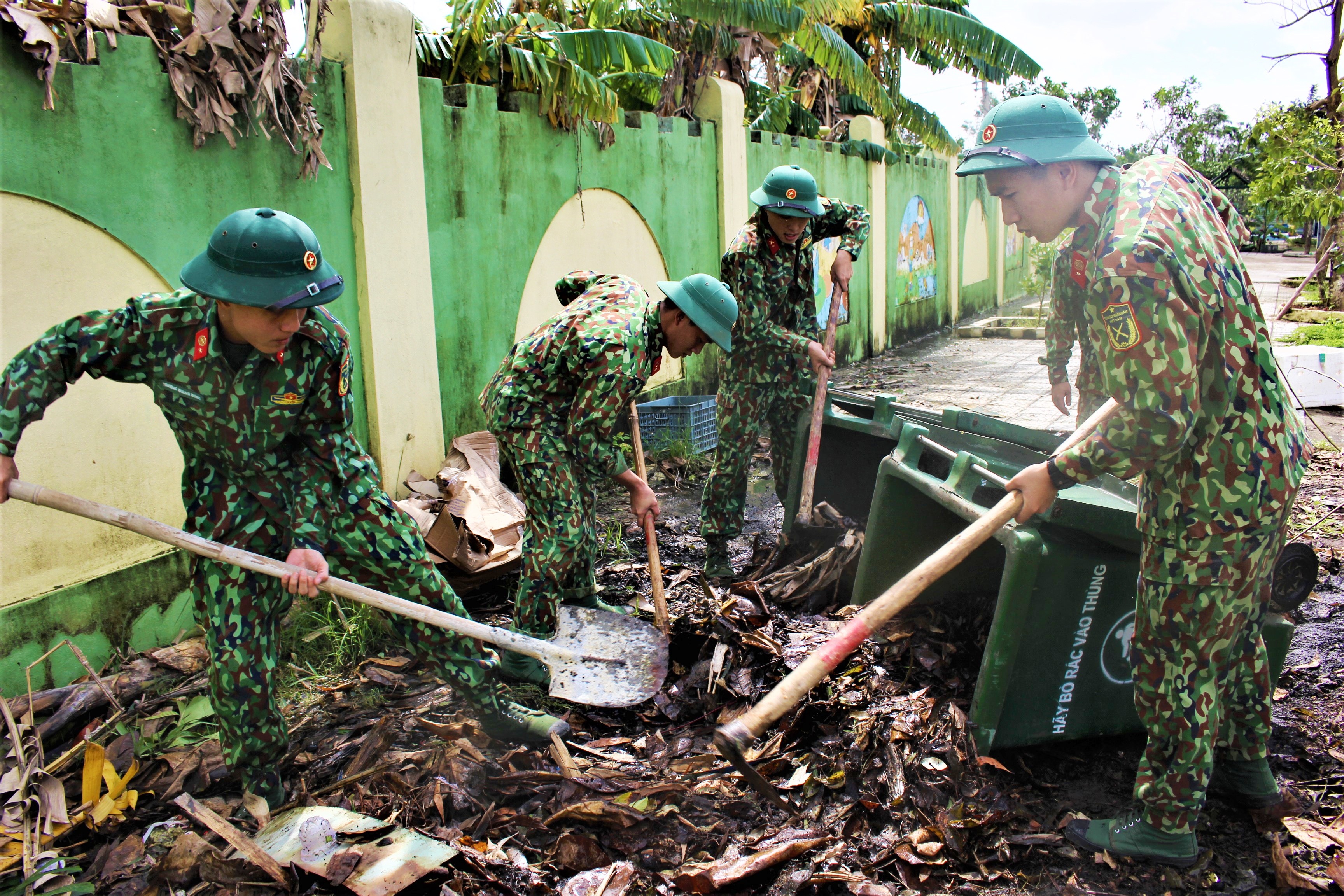 Trong gian khó càng gắng sức giúp dân